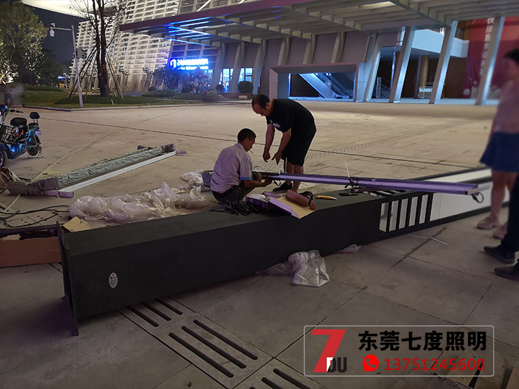 6米方形现代简约LED91香蕉在线观看柱现场安装实拍图片